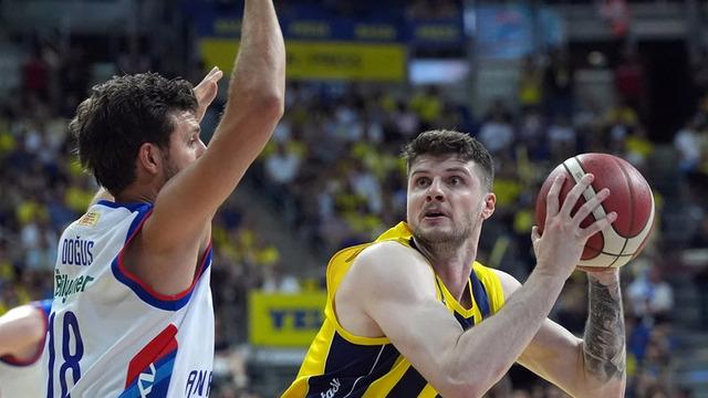 anadolu-efes-basketbolda-son-saniye-ile-final serisinde-ilk-galibiyeti-elde etti frbk