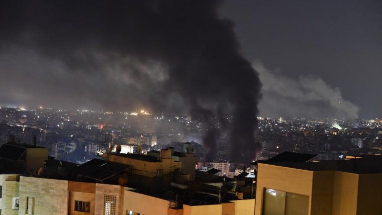 İsrail, “tahliye” uyarısının hemen ardından Beyrut’a saldırmaya başladı.