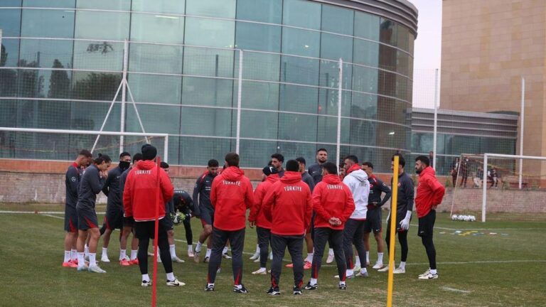 Karadağ'ın milli takımdaki sırası başladı