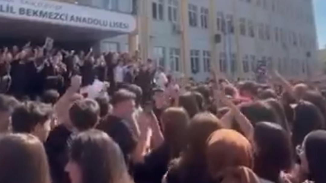 Liseye dikkat çeken eylem! O öğretmeni gören öğrenciler tekrar bahçeye indi: 