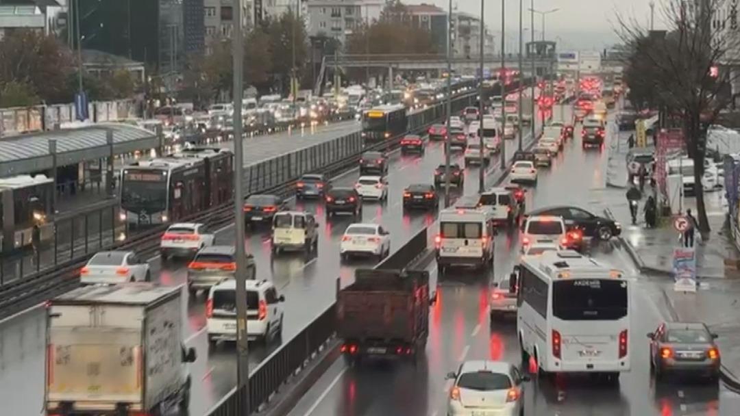 İstanbul'da yağmur trafiği engelledi, yoğunluk yüzde 90'a ulaştı.